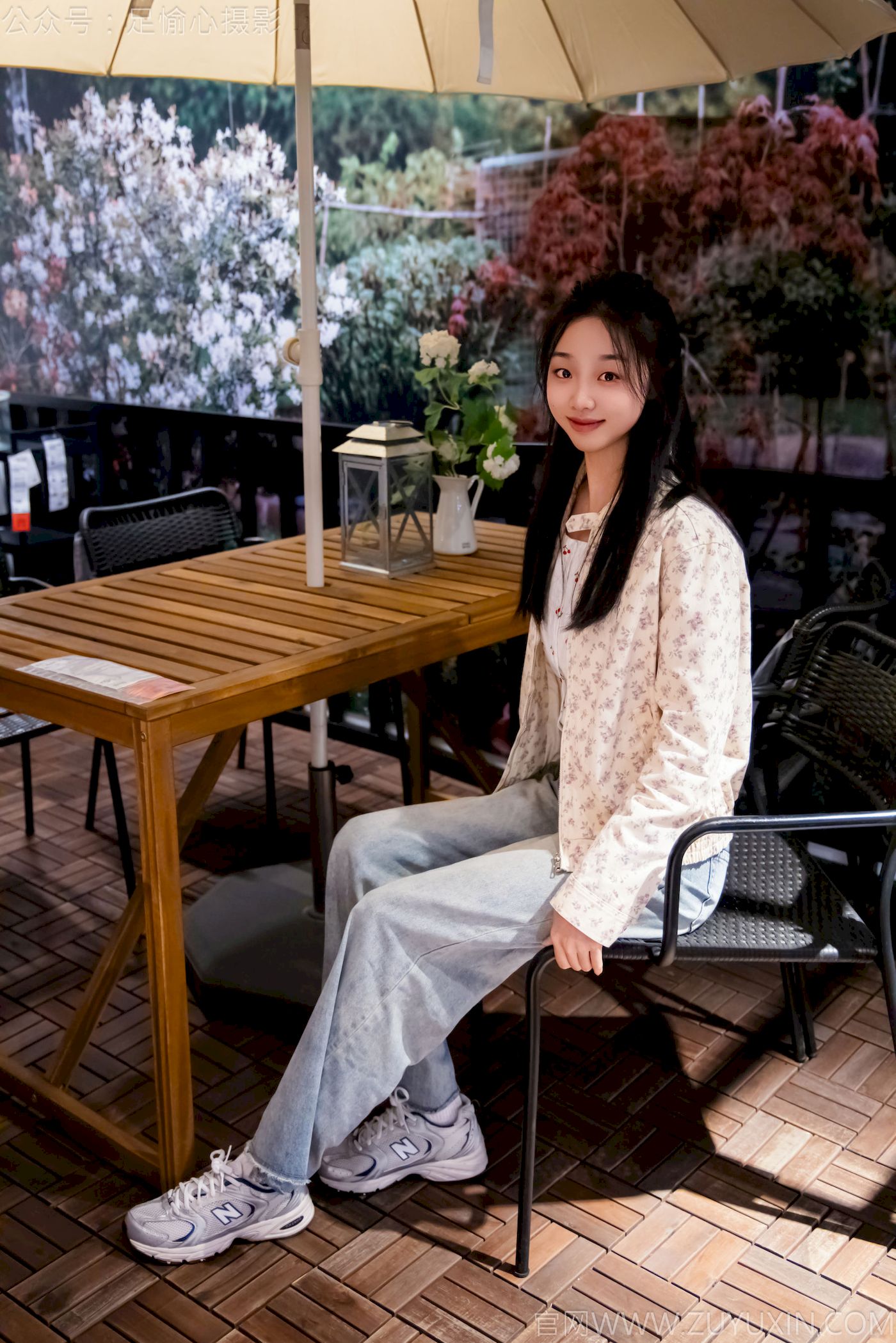 足愉心模特奶芙碎花衬衫搭配牛仔长裤裸足摄影-御萝部落