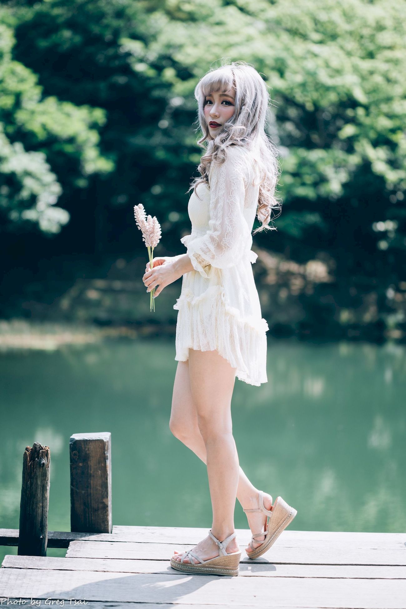 凯云白色蕾丝连衣裙浅色系穿搭梦湖主题写真-御萝部落