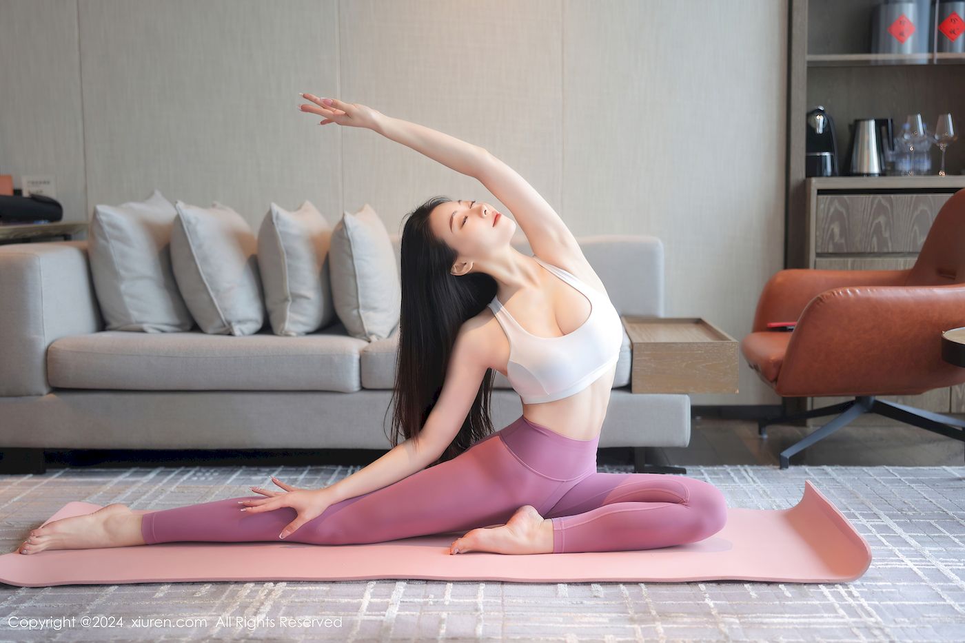 清妙粉色瑜伽服饰苗条身姿首套写真