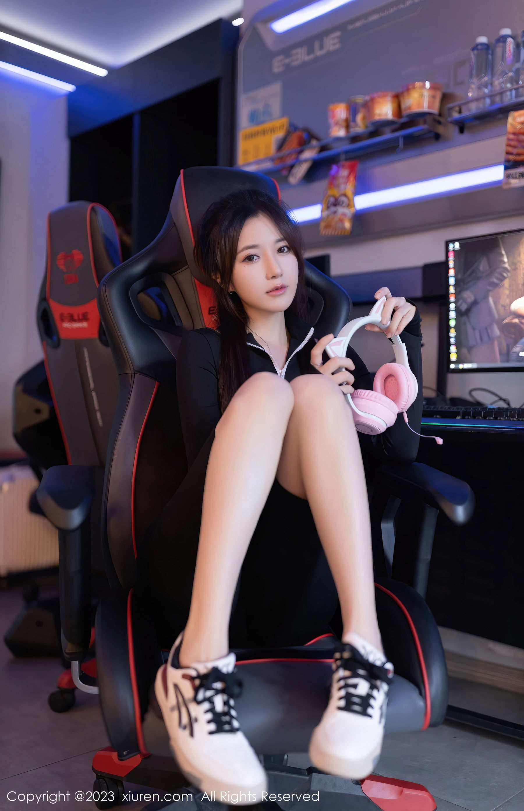 鱼子酱Fish - 电竞女孩装扮青春写真