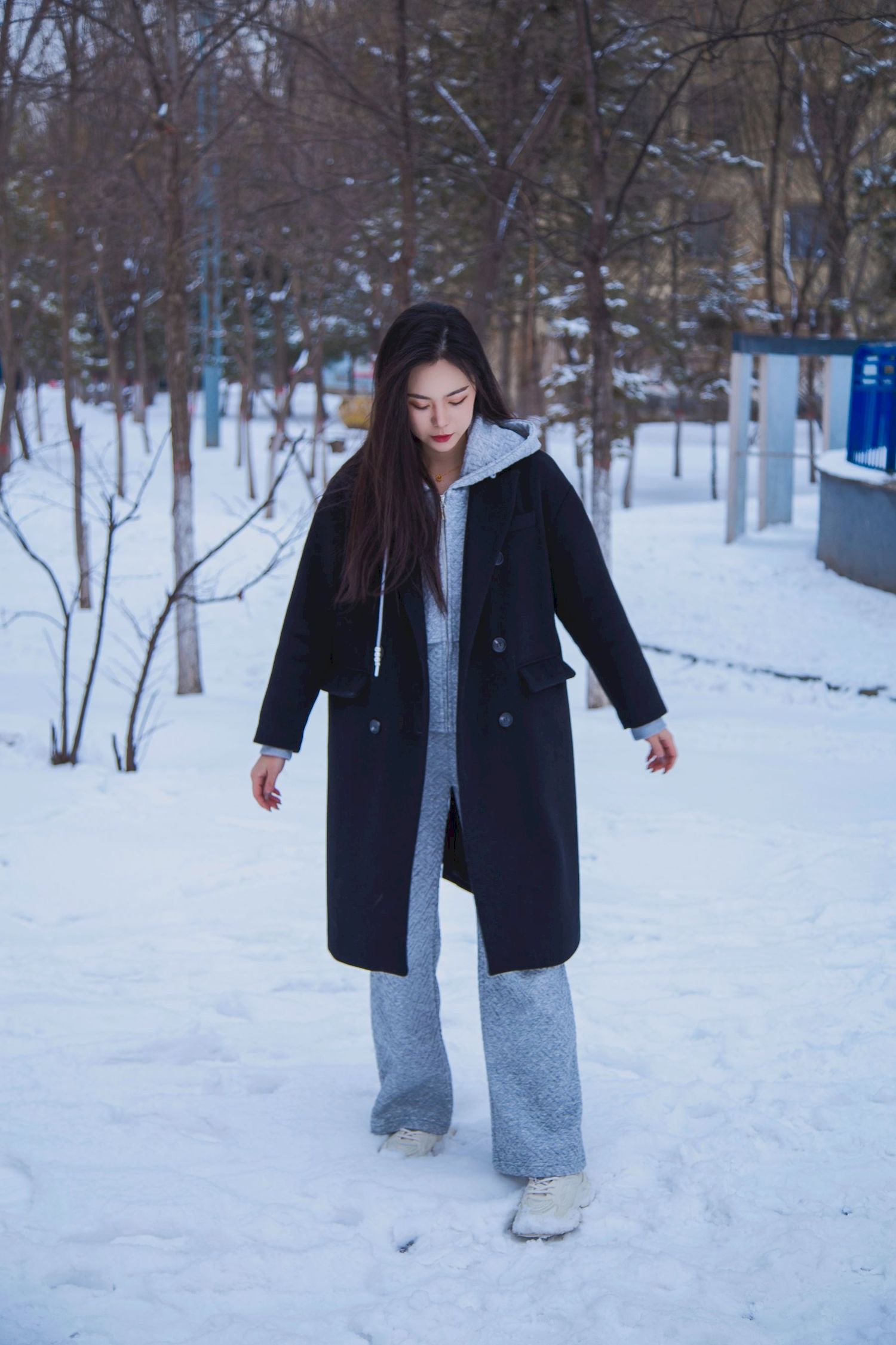织梦映像长发美女天寒地冻踏雪无痕雪景主题写真-御萝部落