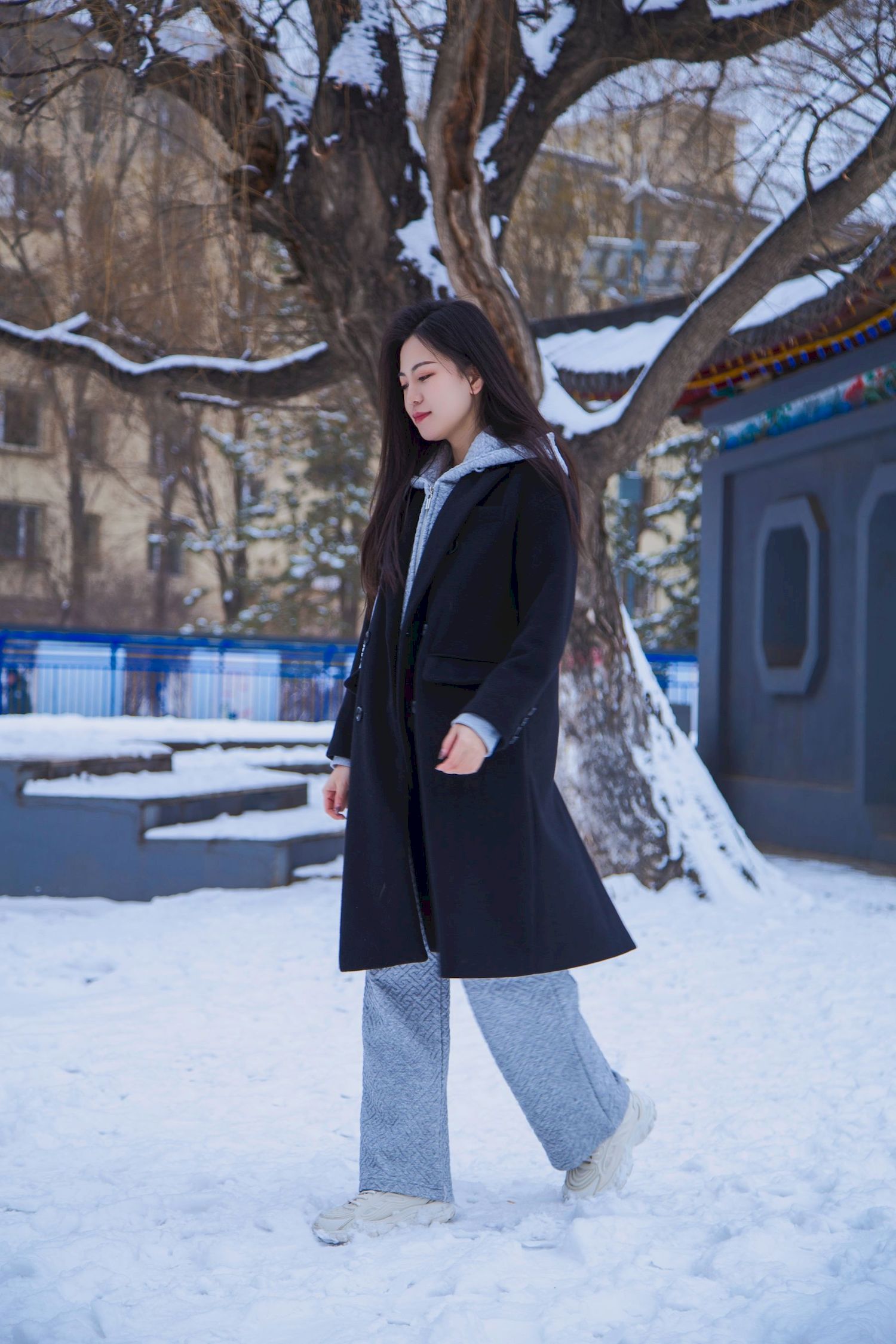 长发美女天寒地冻踏雪无痕雪景主题写真