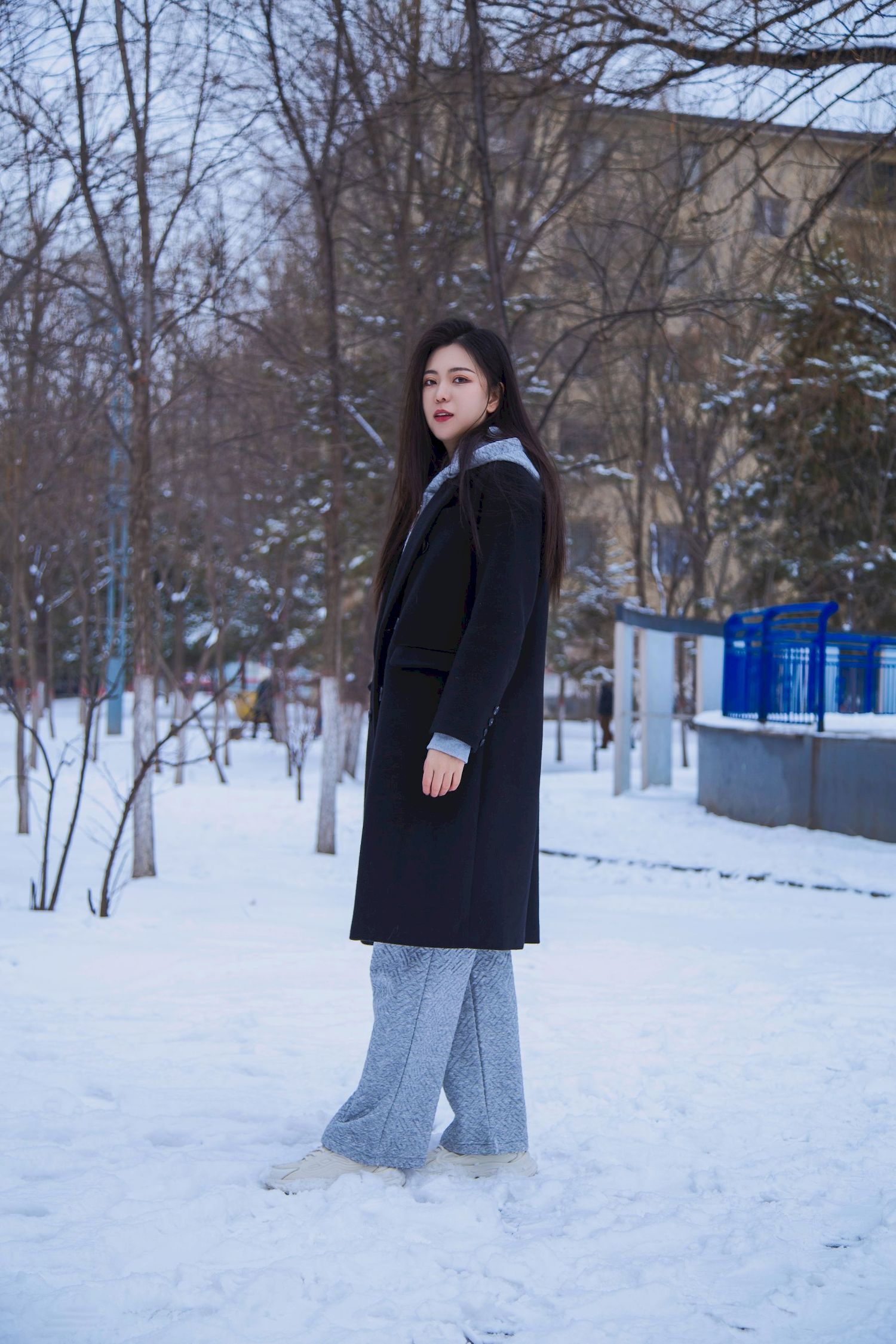 长发美女天寒地冻踏雪无痕雪景主题写真