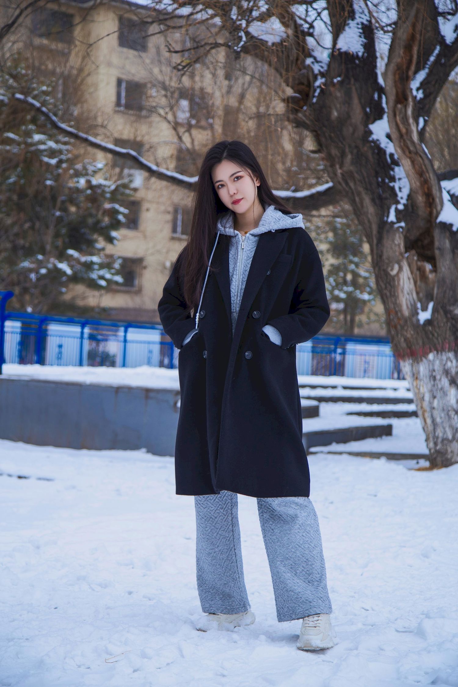 长发美女天寒地冻踏雪无痕雪景主题写真