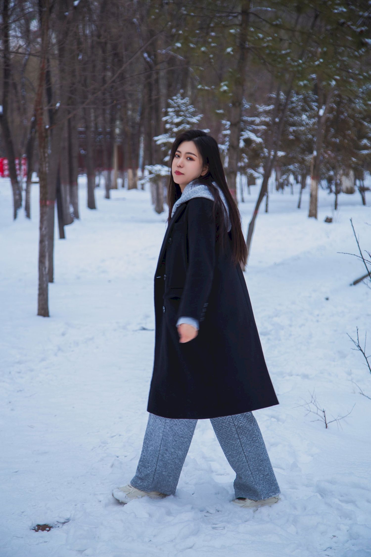 长发美女天寒地冻踏雪无痕雪景主题写真