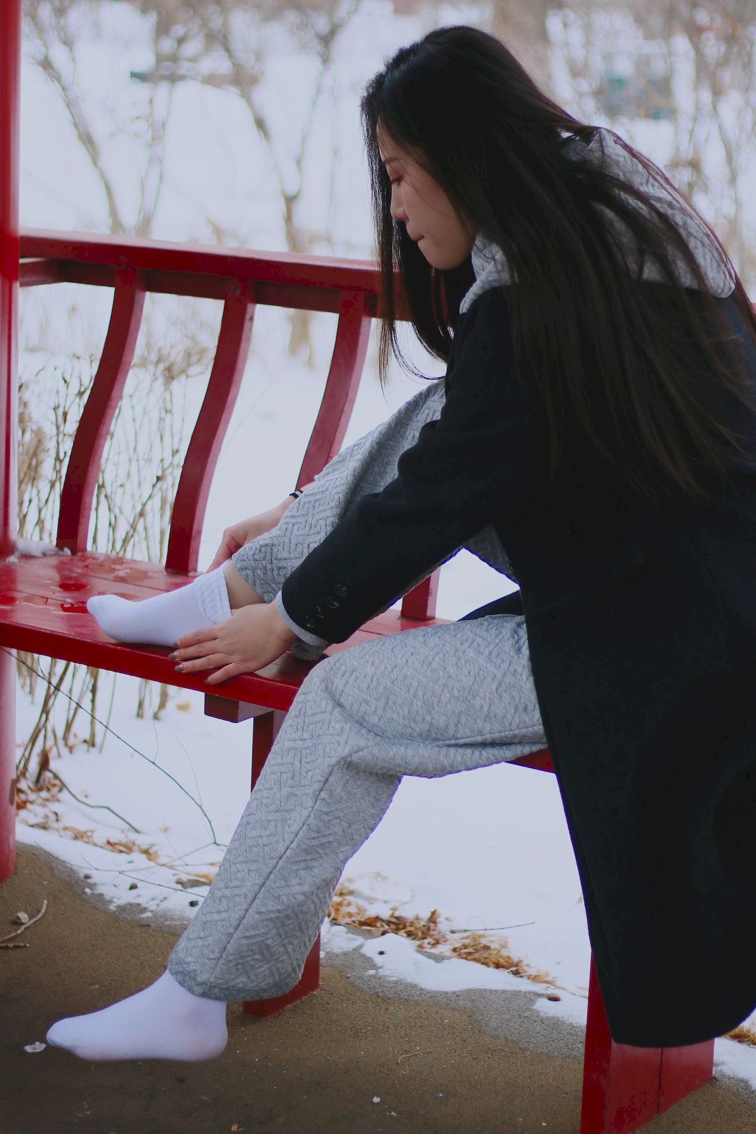 长发美女天寒地冻踏雪无痕雪景主题写真