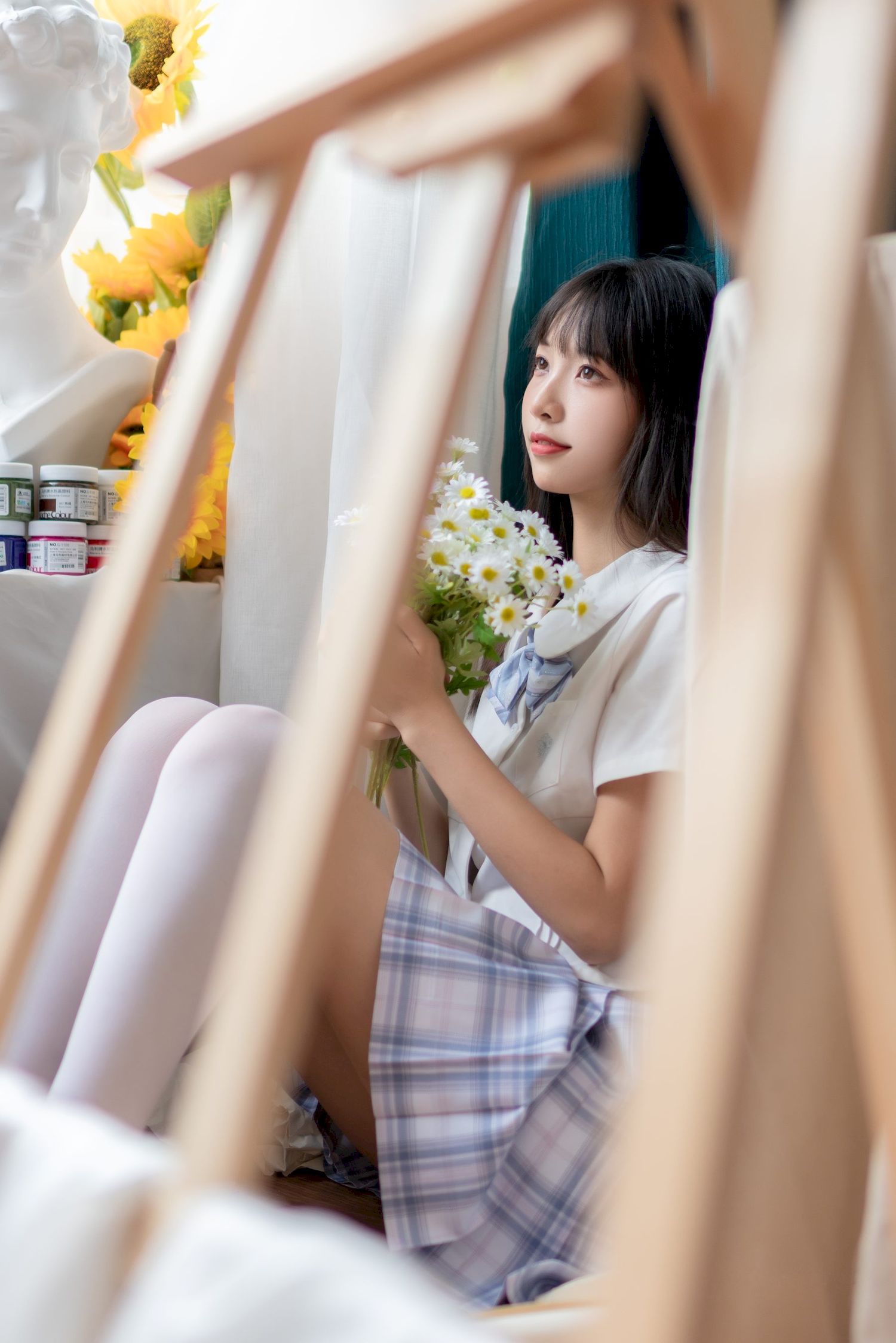 西呱呀呀呀学生制服搭配白色丝袜写真