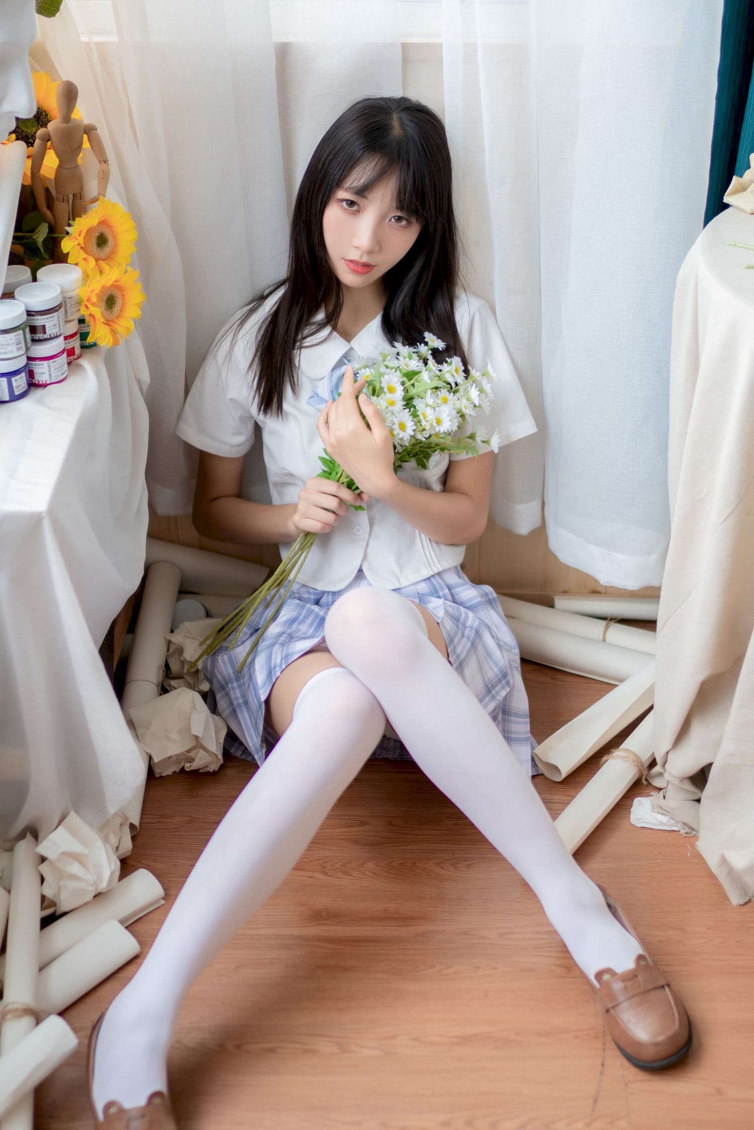 西呱呀呀呀学生制服搭配白色丝袜写真