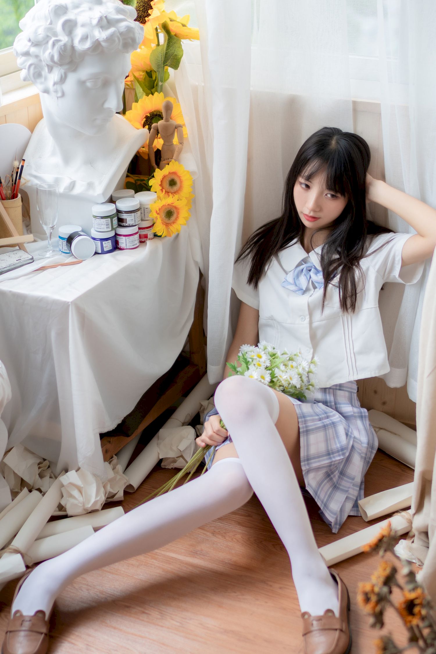 西呱呀呀呀学生制服搭配白色丝袜写真