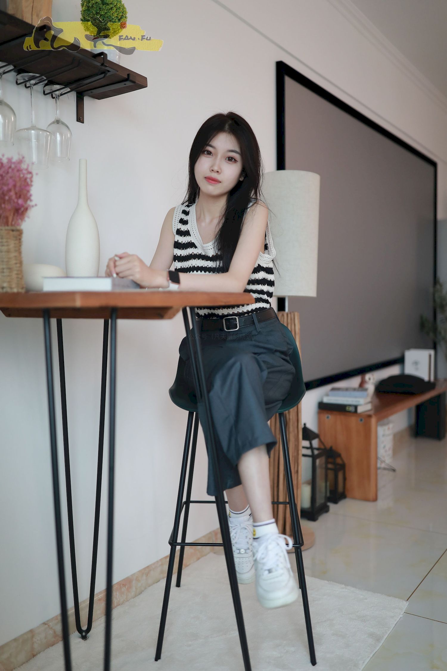芳琪洞洞毛衣黑色西裤居家写真
