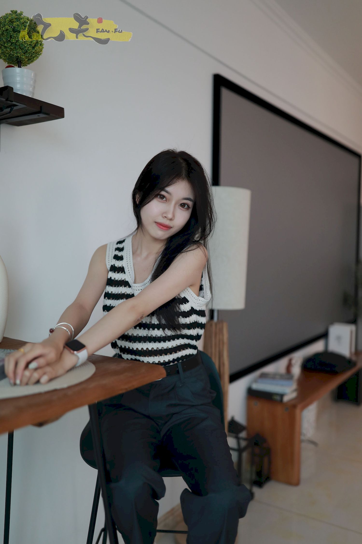 芳琪洞洞毛衣黑色西裤居家写真