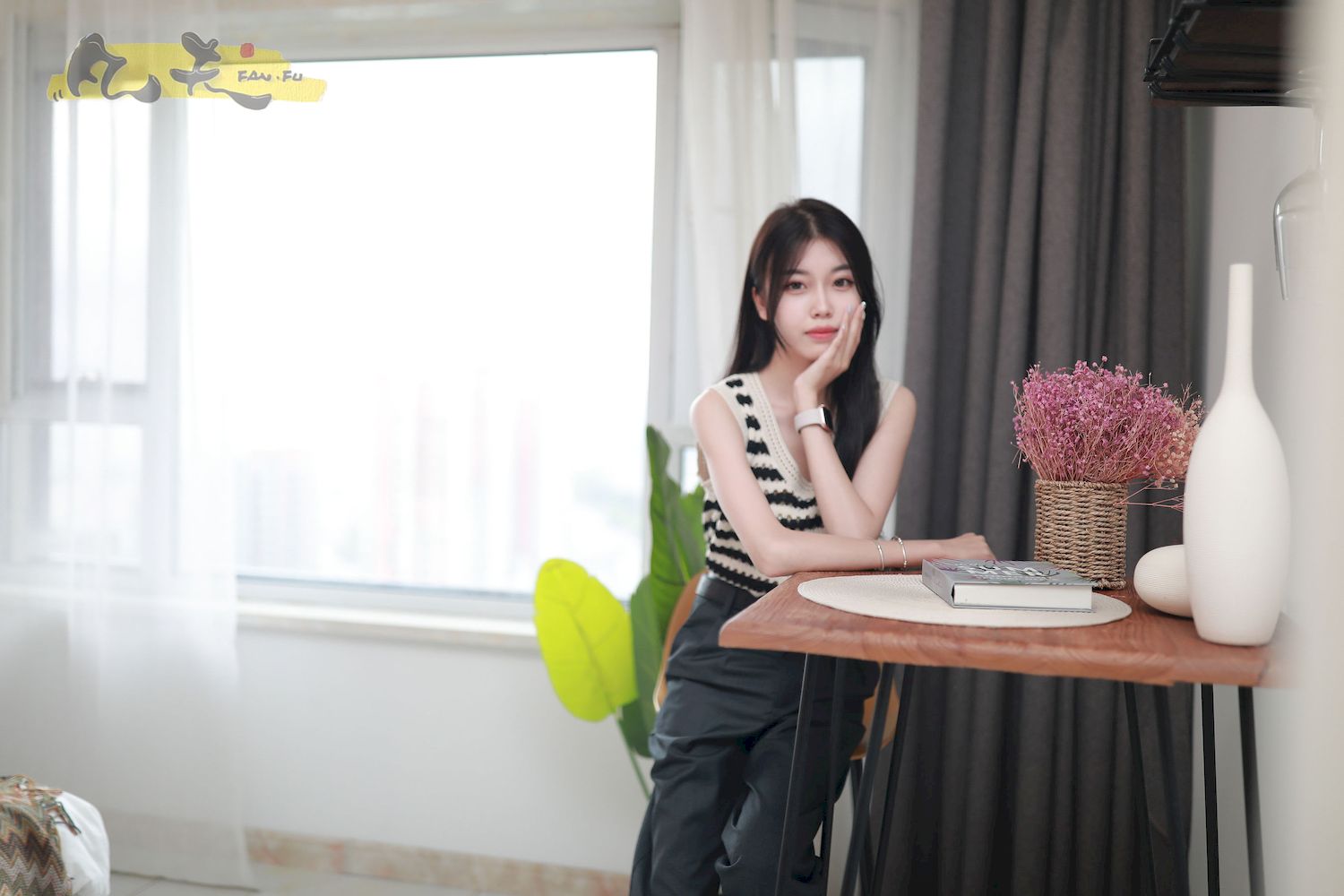 芳琪洞洞毛衣黑色西裤居家写真