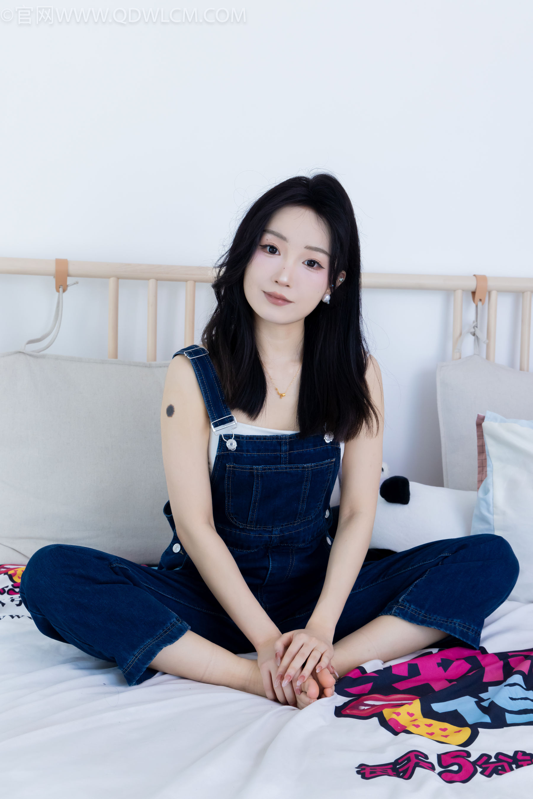 正妹嘟嘟牛仔背带裤居家女友视角写真