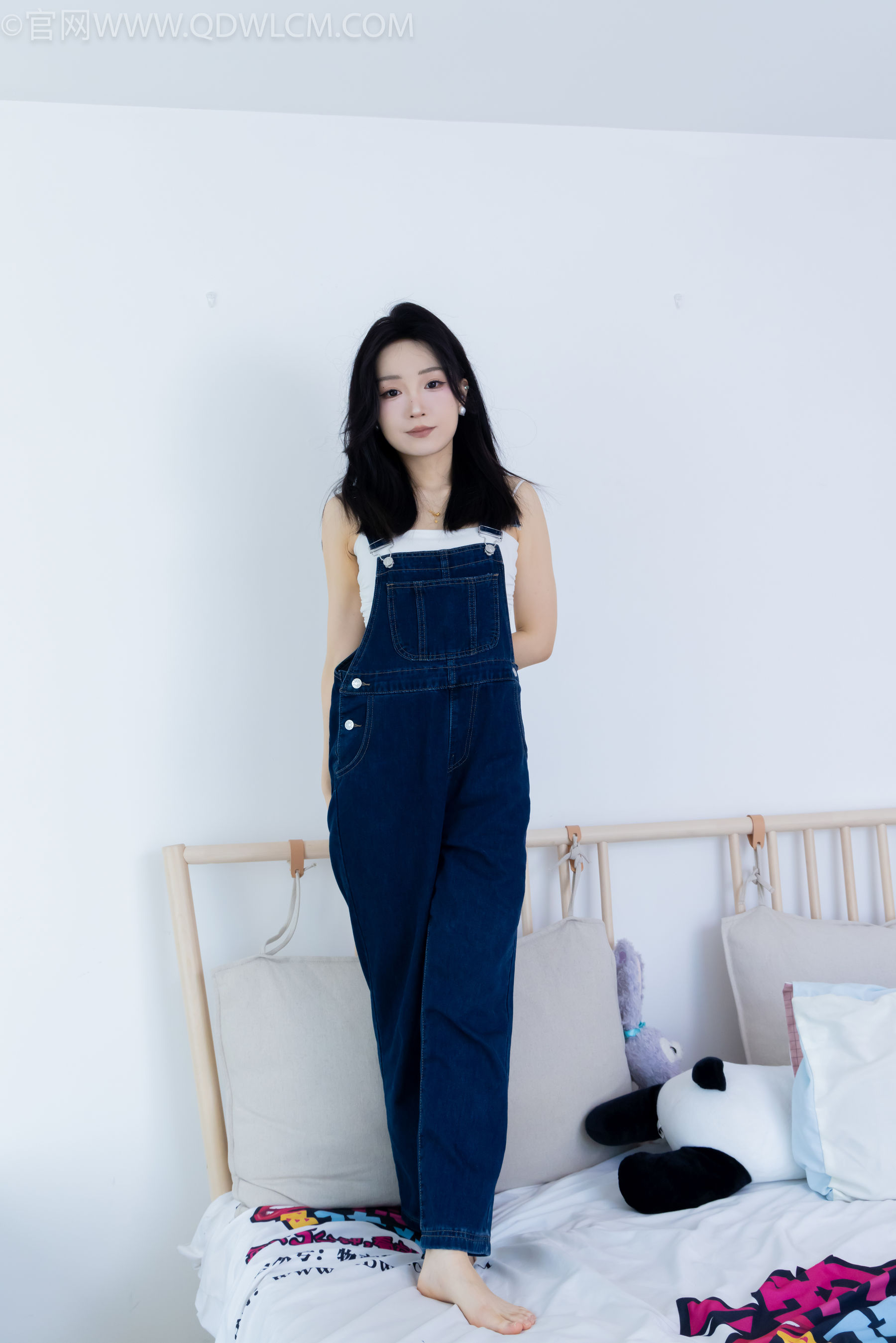 正妹嘟嘟牛仔背带裤居家女友视角写真