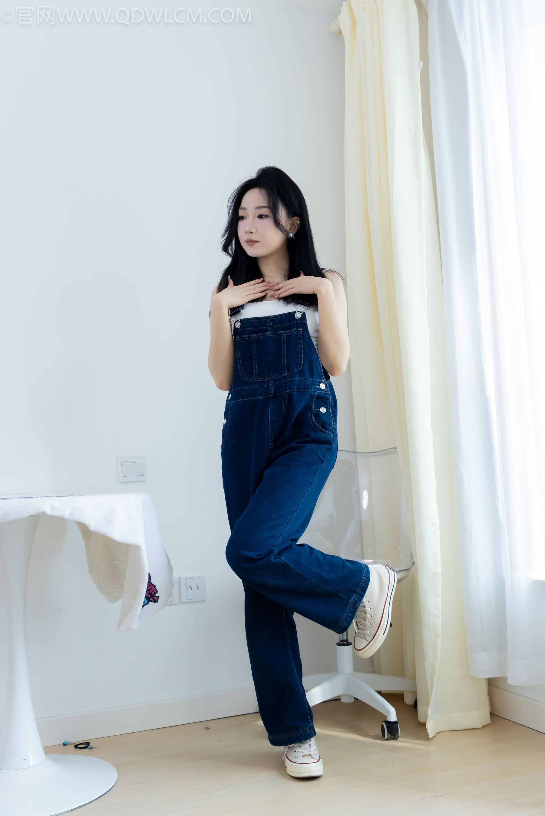 正妹嘟嘟牛仔背带裤居家女友视角写真