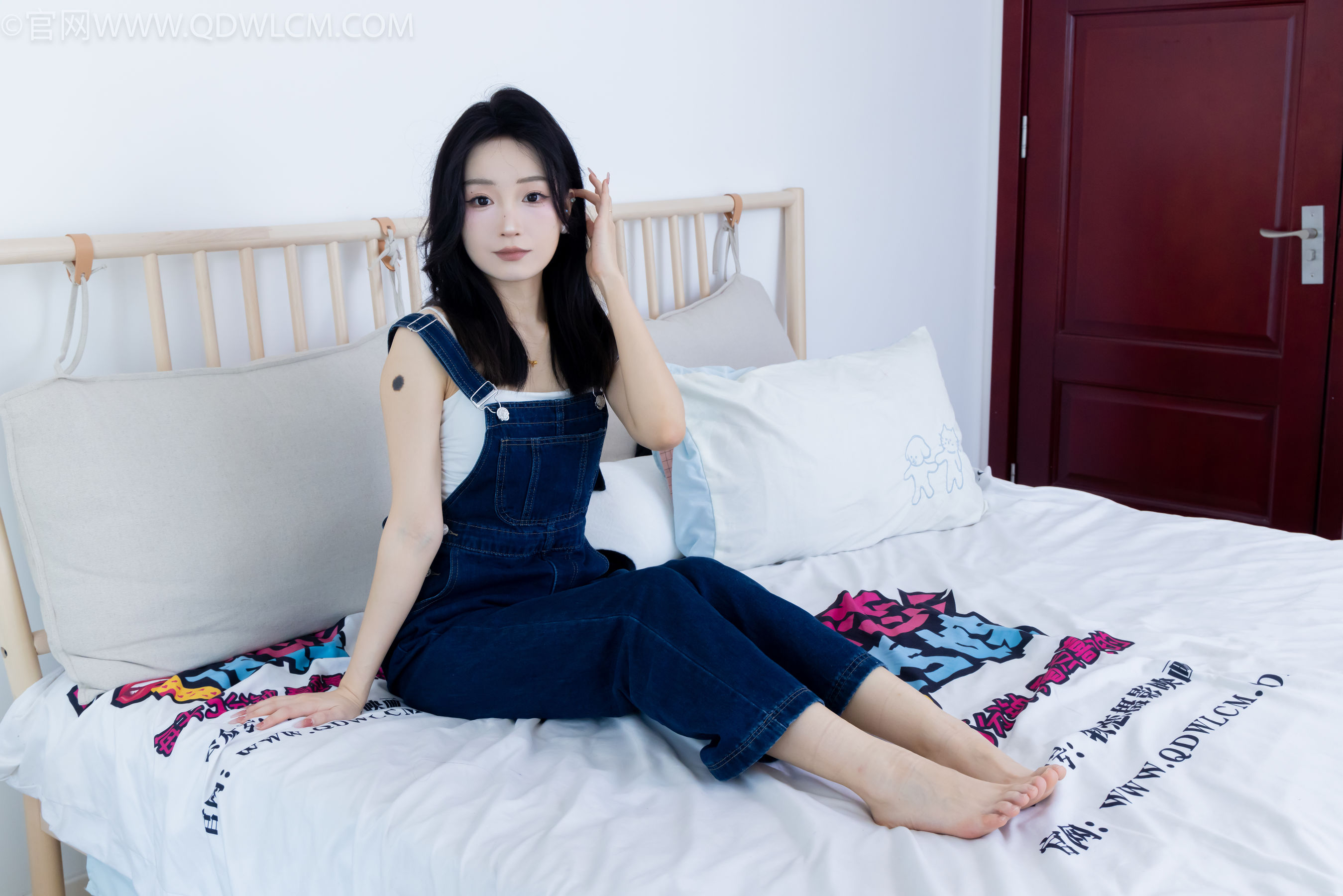 正妹嘟嘟牛仔背带裤居家女友视角写真