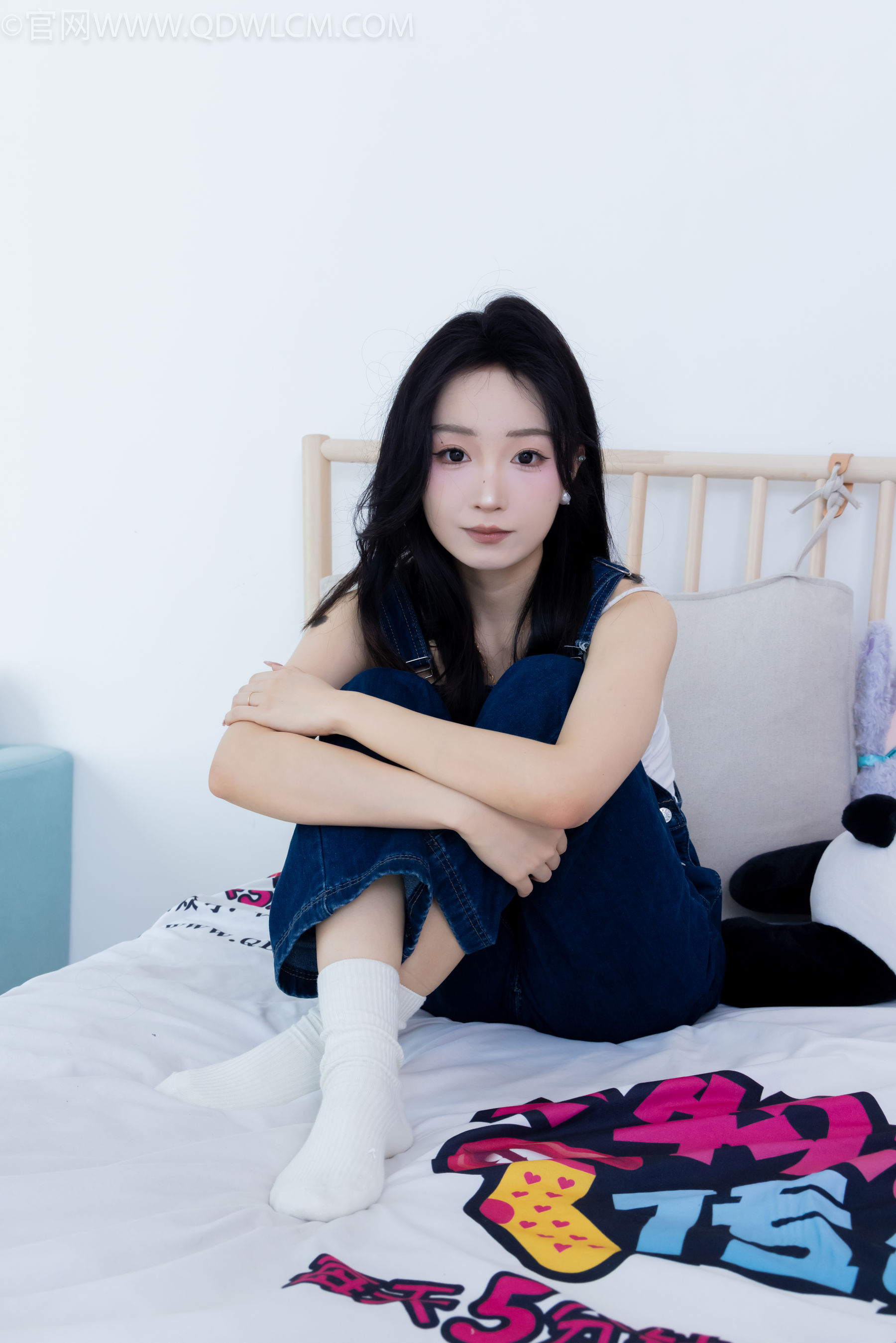 正妹嘟嘟牛仔背带裤居家女友视角写真