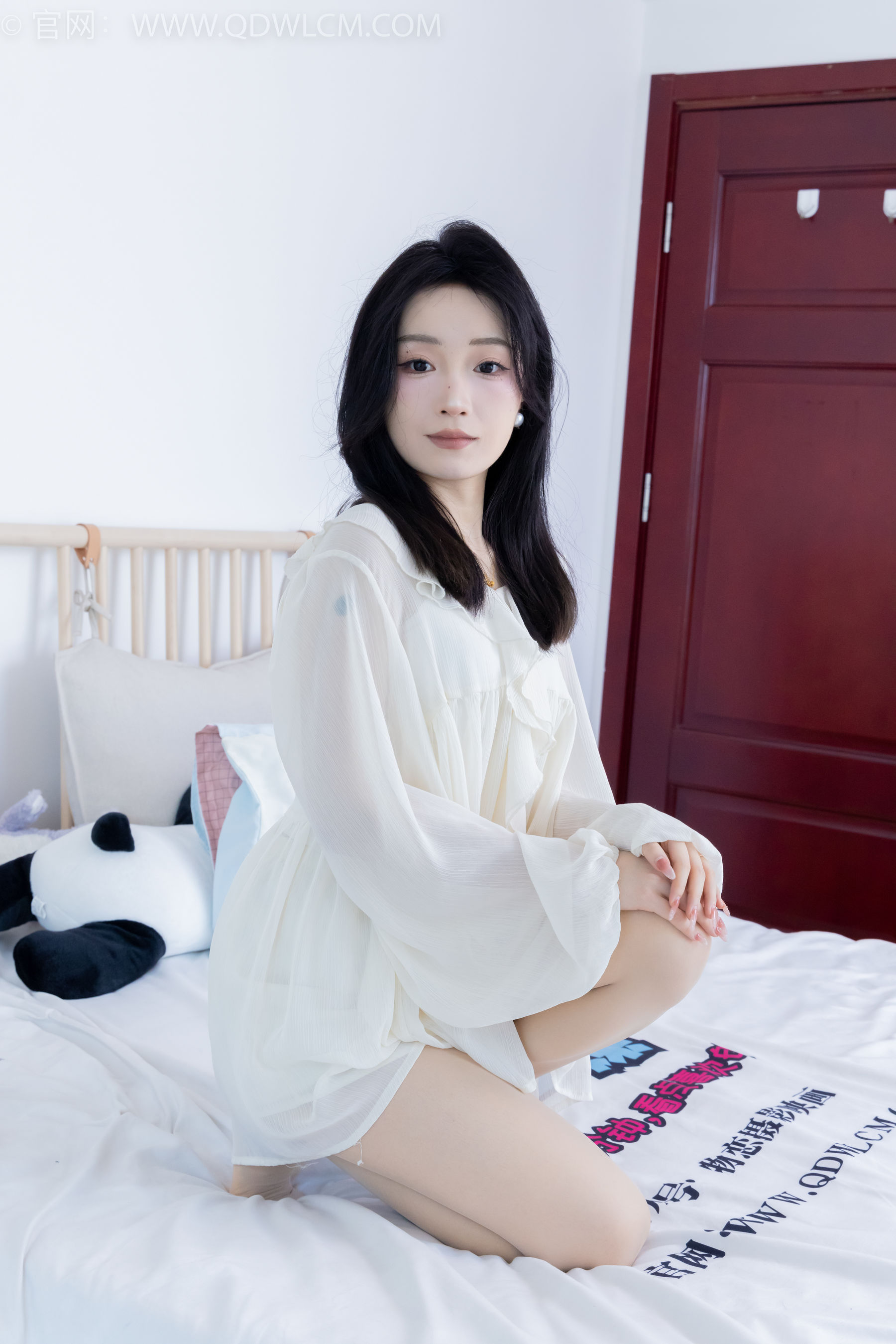 正妹嘟嘟白色蕾丝短裙肉丝美腿居家写真