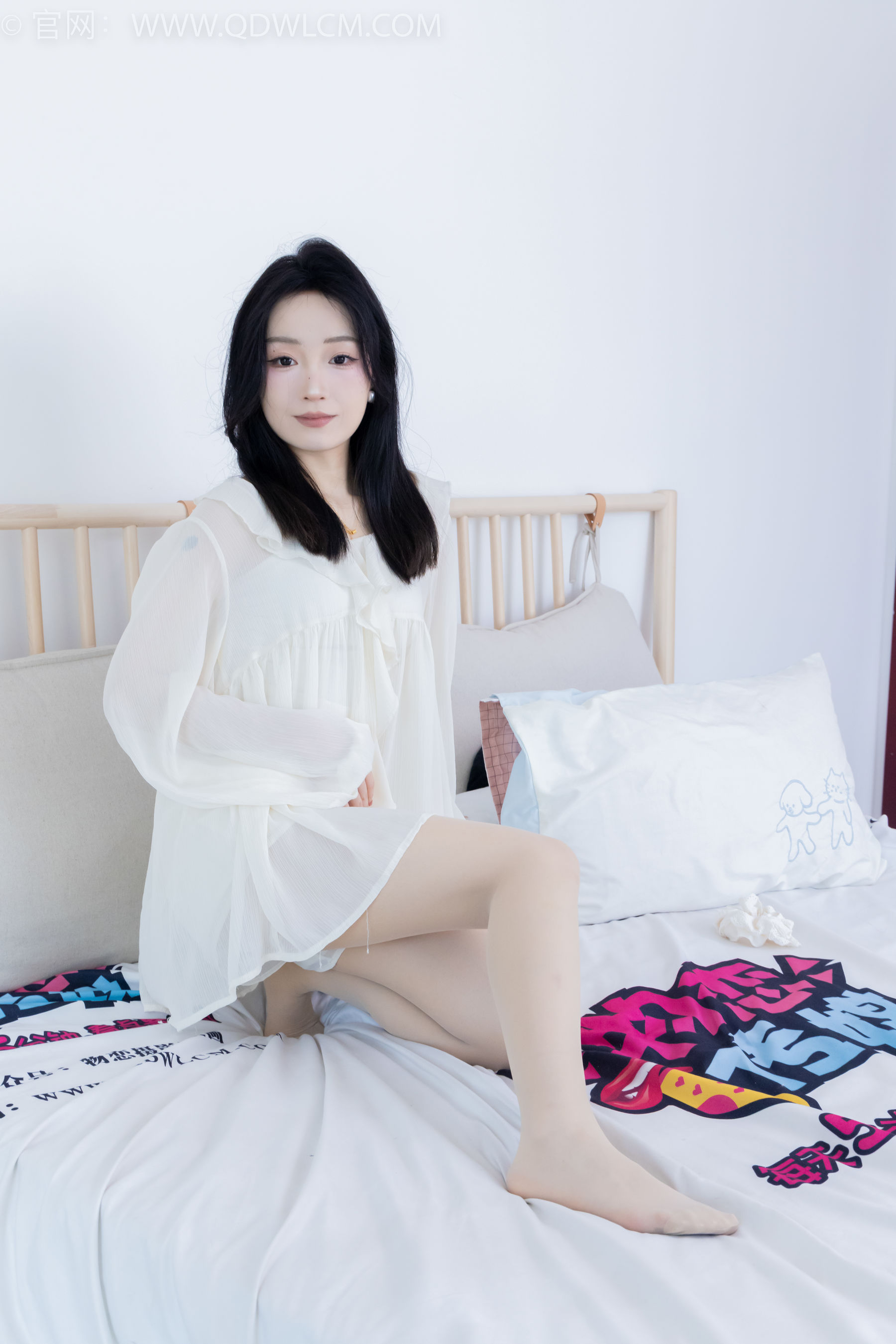 正妹嘟嘟白色蕾丝短裙肉丝美腿居家写真