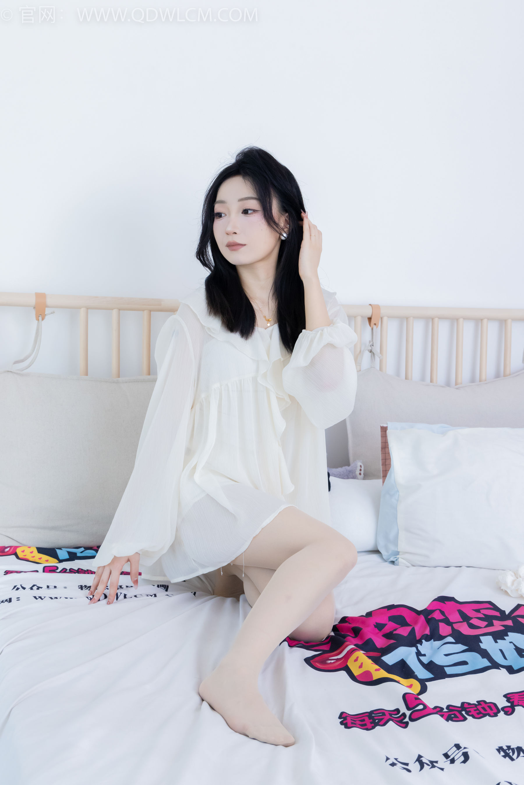 正妹嘟嘟白色蕾丝短裙肉丝美腿居家写真