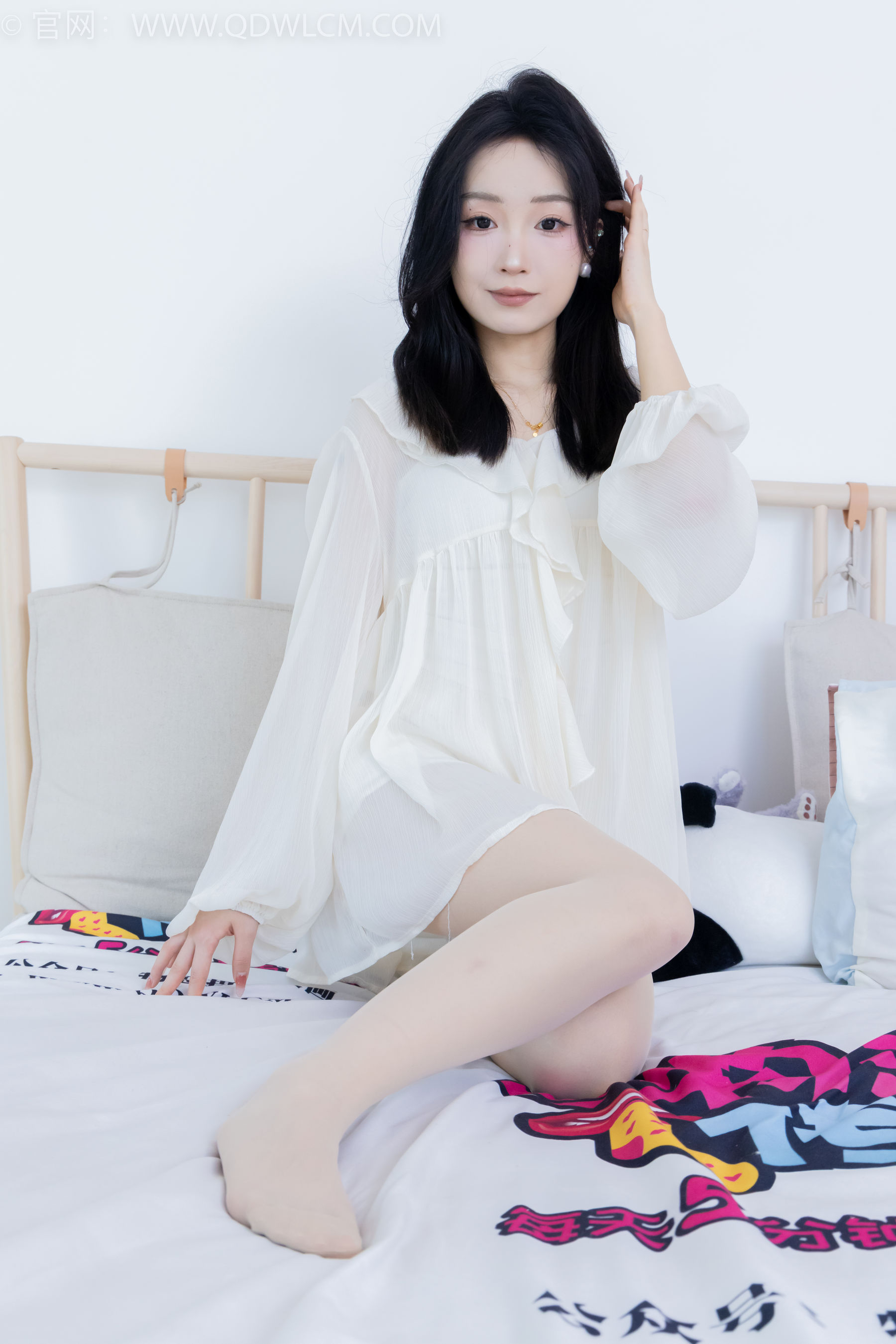 正妹嘟嘟白色蕾丝短裙肉丝美腿居家写真