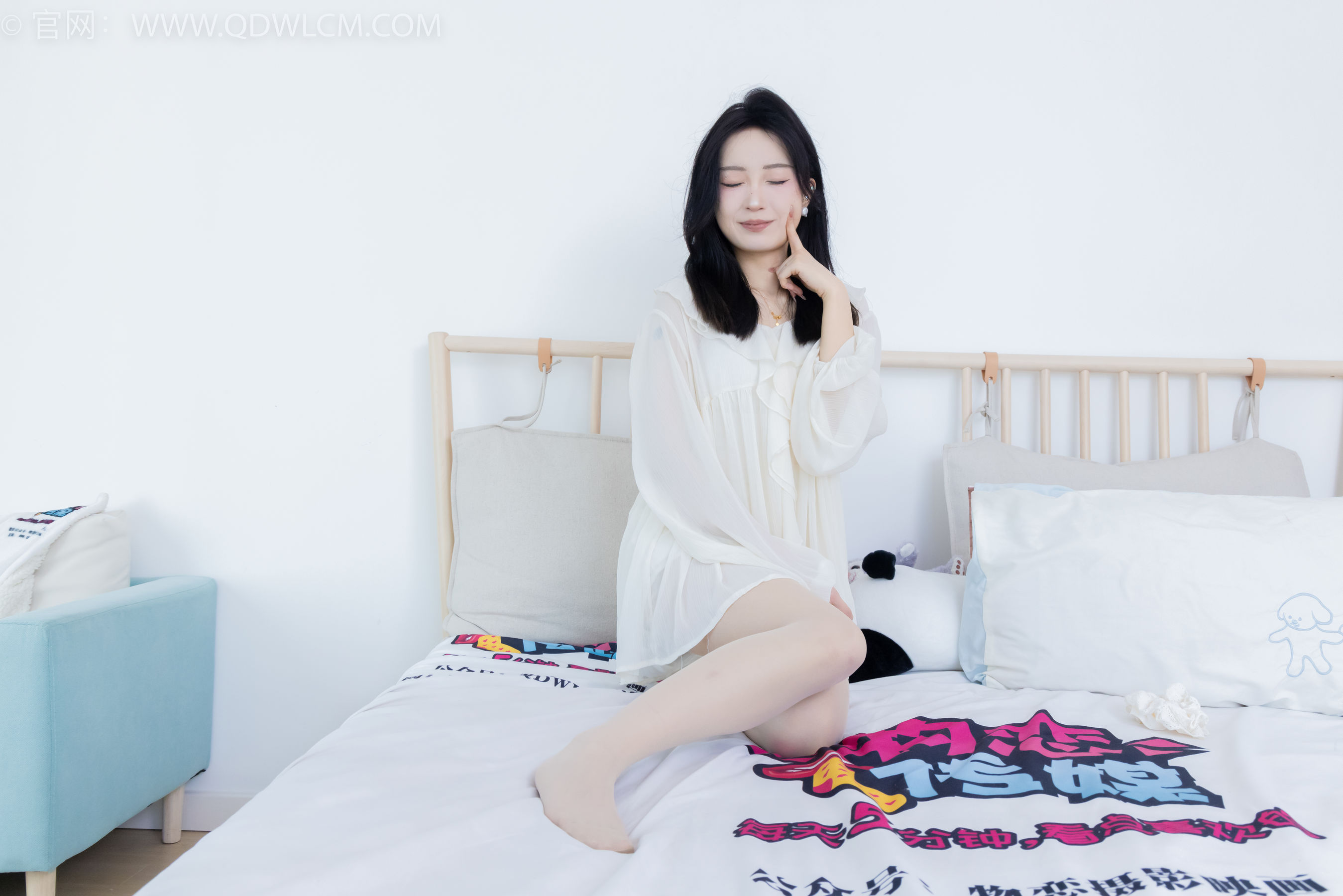 正妹嘟嘟白色蕾丝短裙肉丝美腿居家写真