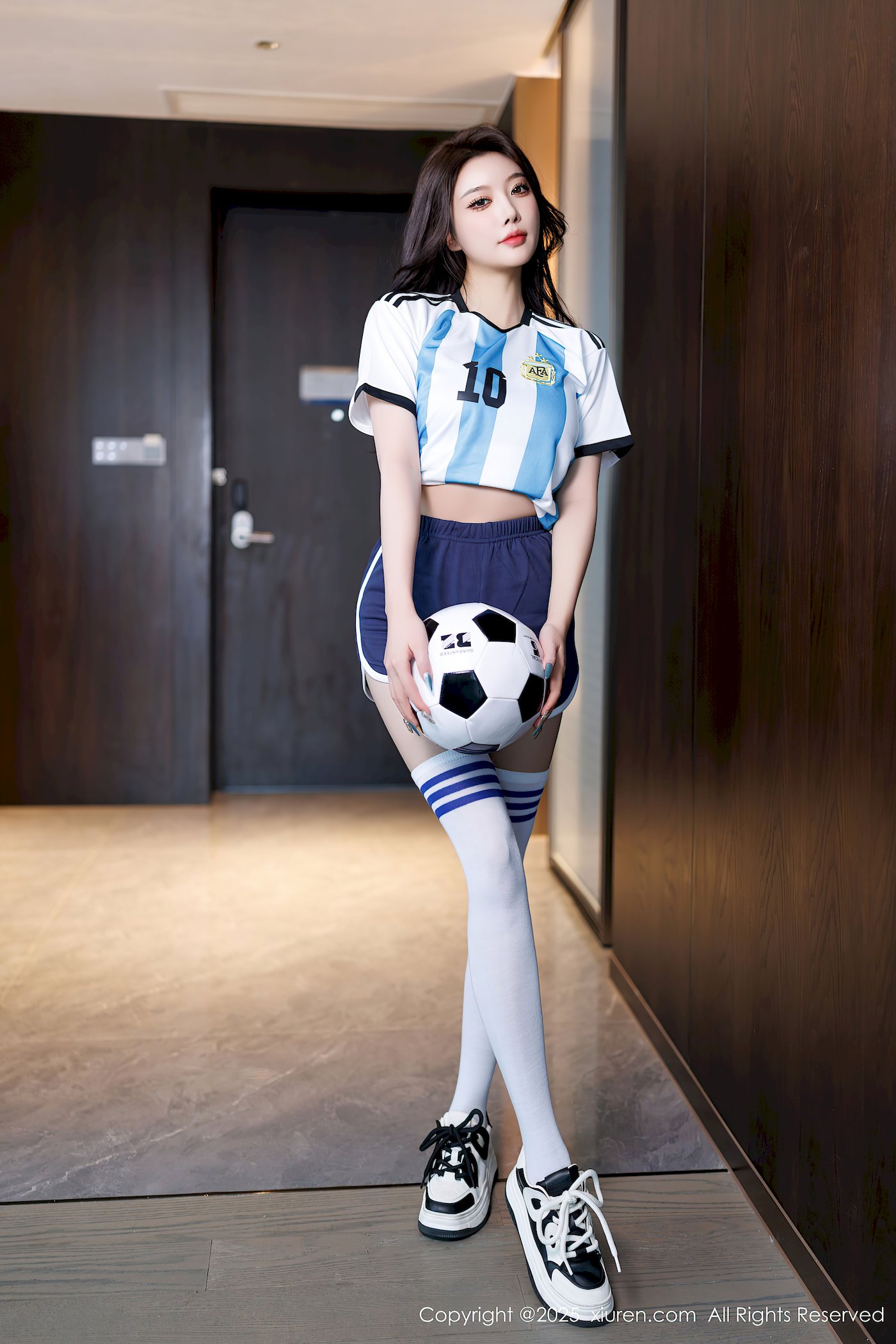 杨晨晨Yome蓝色球衣搭配白色丝袜广西旅拍