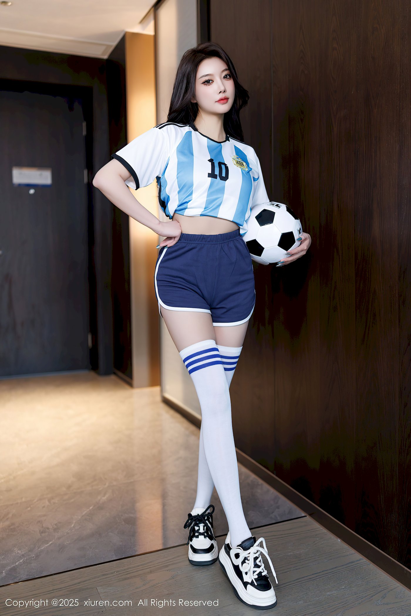 杨晨晨Yome蓝色球衣搭配白色丝袜广西旅拍